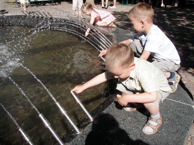 Багато дітей рятувалися від спеки біля фонтану