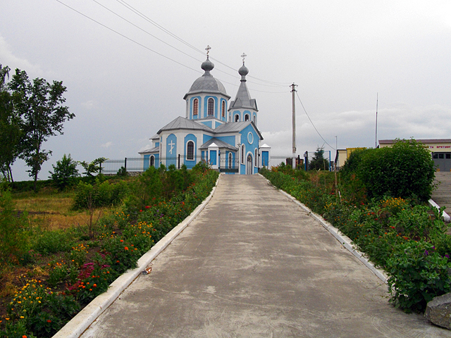 Історична церква, збудована по козацькому зразку. І це всього за 200 метрів від автостанції.
