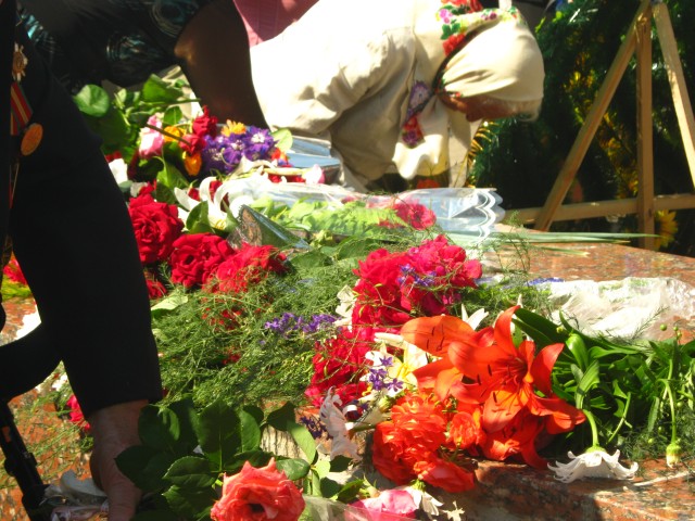 Покладання квітів до меморіалу