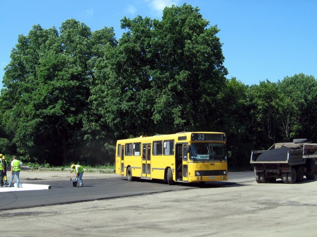 DAB/Scania на в то время конечной 33-го маршрута «Дендропарк» во время завершительных работ постойки новой дороги  пос. Яковцы