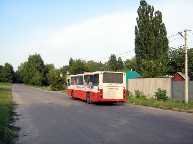 Scania на ул. Яковчанской следует к Дендропарку