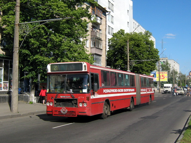 Летом автобусы часто ездили с открытыми моторными отсеками