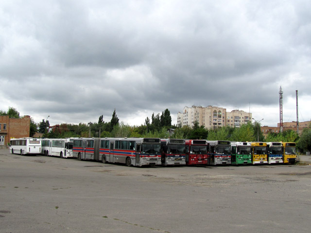Август 2011. Самые лучшие автобусы стоят перед бывшей территорией, где раньше был «УМАК». Остальные порезаны.