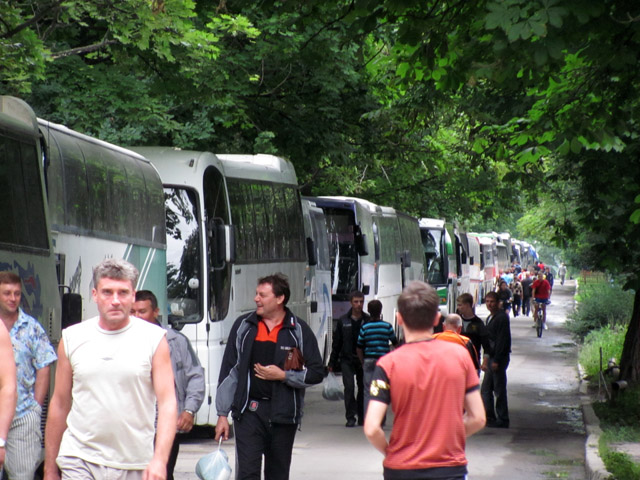 На близлежащих к стадиону улицах расположилось более двухсот автобусов
