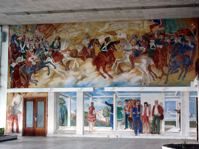 Фреска у приміщенні терміналу. На верхній частині — Полтавська битва