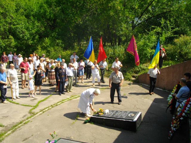 Покладання квітів до пам`ятного знаку, встановленого на честь радянських воїнів, які загибли при форсуванні Дніпра.