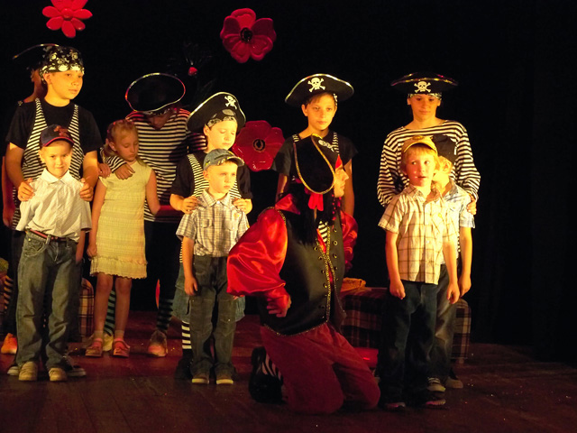 Вистава Пітер Пен у виконанні маленьких  акторів з театру «Смартарт»