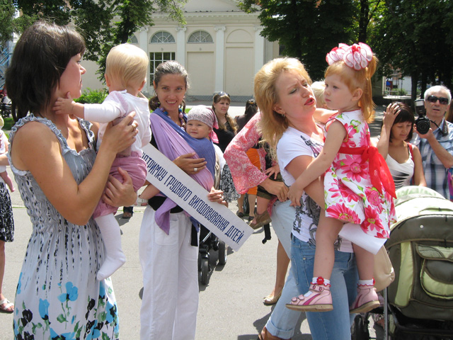 Около 50 полтавских мамочек с детками от двух месяцев до нескольких лет остановились возле фонтана у стадиона имени Бутовского