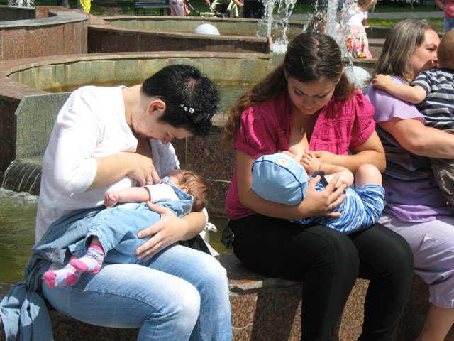 Ровно в полдень 27 мамочек у фонтана несколько минут кормили своих детей самым естественным способом