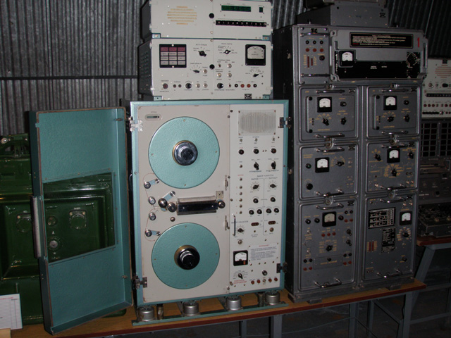 На этой аппаратуре, переданной в музей Военно-Воздушными Силами, запись разговоров производится круглосуточно