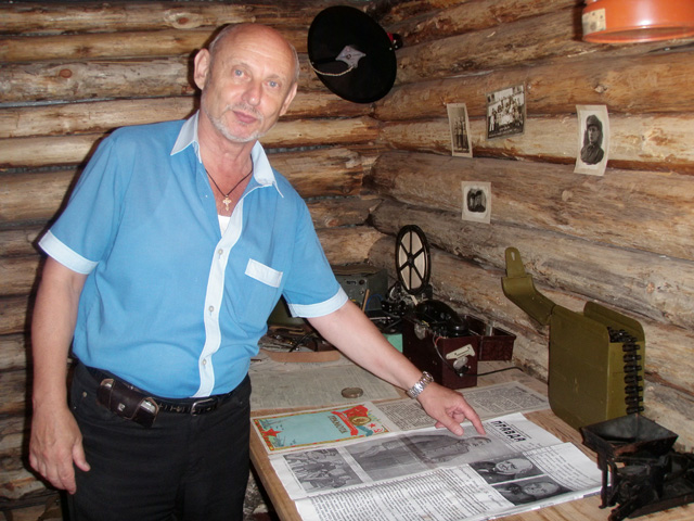 Вячеслав Ермачков показывает первую послевоенную газету (дата выхода — 10 мая 1945 года)