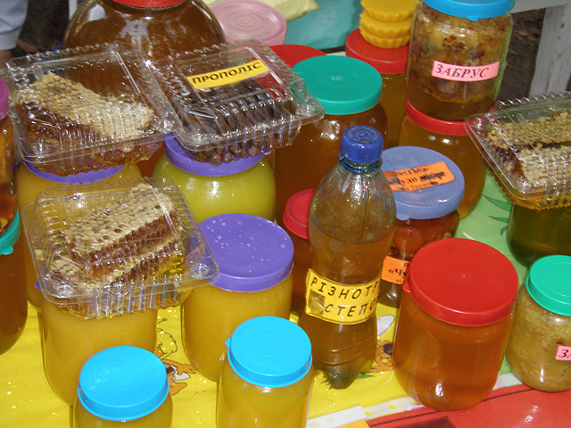 Окрім меду, продавали на святі ще багато різної продукції бджільництва