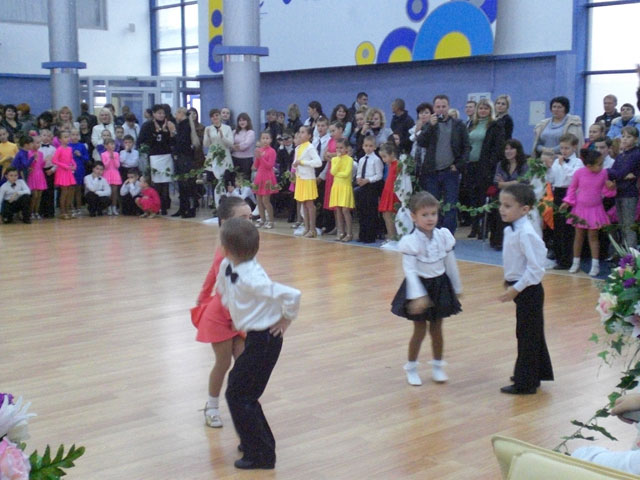 Одни из наименьших участников Открытого Кубка Федерации танцевального спорта Украины-2011 исполняют элементы детской программы
