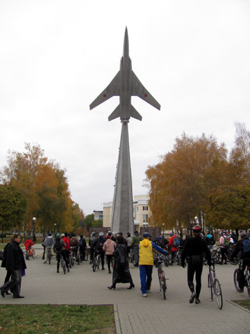 Велосипедисти біля пам’ятника героям-авіаторам