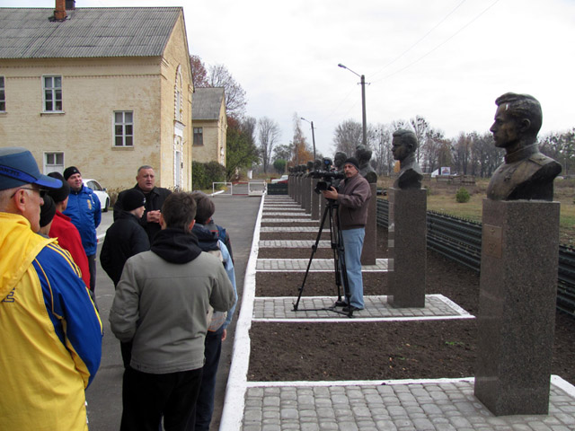 Алея героїв Радянського Союзу, поруч з музеєм