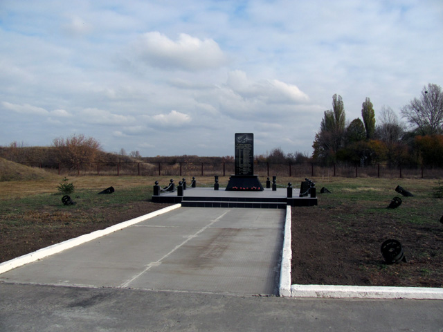 Пам’ятник загиблим на аеродромі «Полтава» під час операції «Френтік» в ніч з 21 на 22 червня 1944 року, встановлений близько року тому