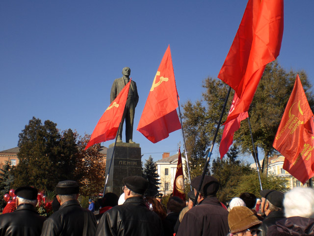 Мітингувальники під пам'ятником Володимира Леніна у Полтаві