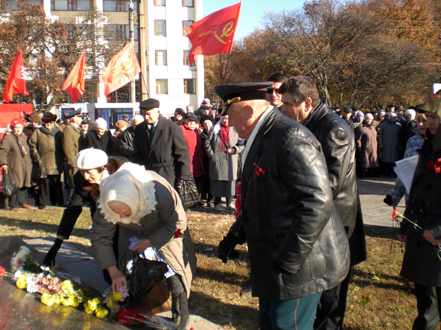 Урочисте покладання квітів до пам'ятника Володимиру Леніну