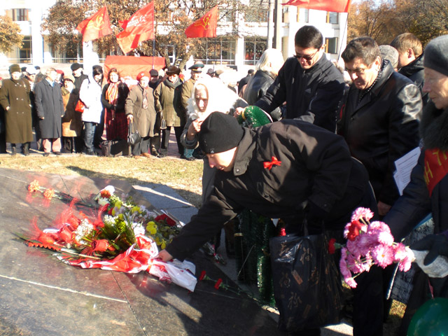 Урочисте покладання квітів до пам'ятника Володимиру Леніну