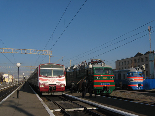 Маршрутная электричка (ЕПЛ9т-013) и выставочные локомотивы