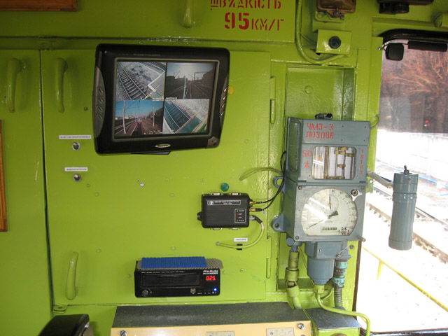 В кабине маневрового тепловоза ЧМЭ3-4378. Установлены видеокамеры, микрофон, GPS-навигатор