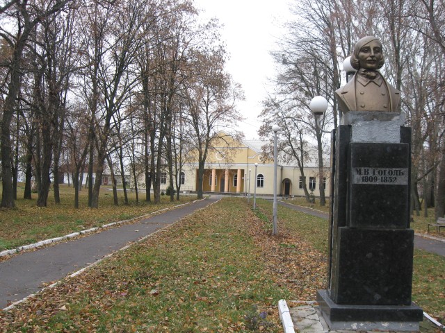 Будинок культури із просторою залою у Шишаках один із найкращих в області. Поруч із ним пам’ятник письменнику Миколі Гоголю