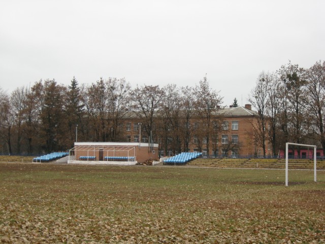 Оновлений стадіон у Шишаках знаходиться поруч із навчальними закладами
