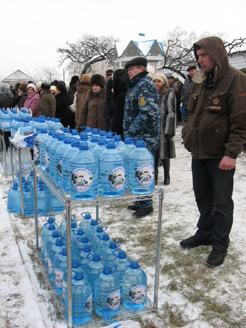 Вода в фирменных бутылях от ОКП «Полтававодоканал» — специально для высоких гостей