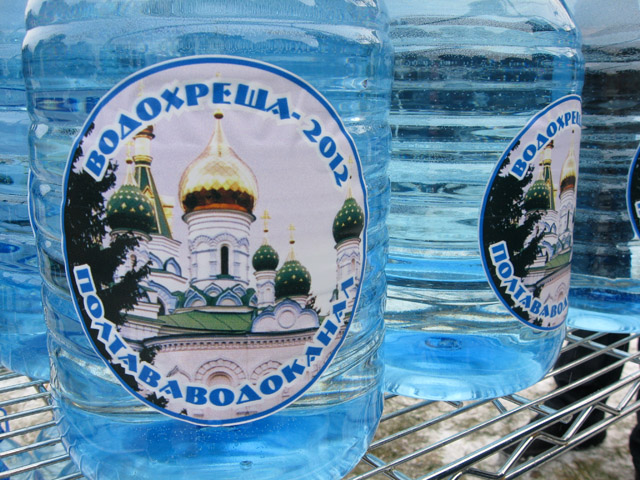 Вода в фирменных бутылях от ОКП «Полтававодоканал» - специально для высоких гостей