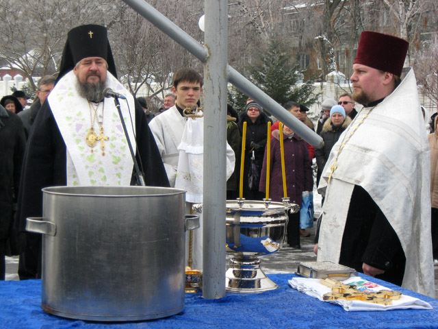 Архиепископ Полтавский и Миргородский Филипп облачился в торжественные ризы и готов к богослужению по случаю Крещения Господнего