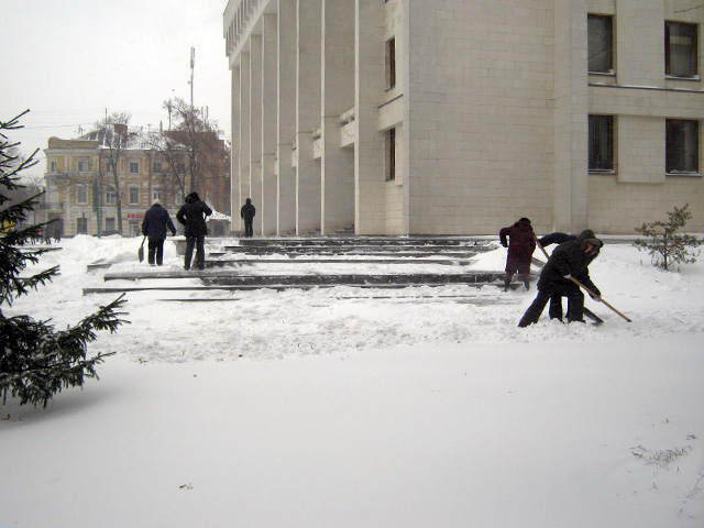 Полтавці прибирають сніг
