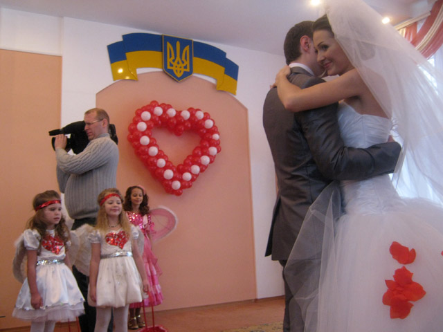 Журналісти фіксують перший весільний танець і щасливі обличчя присутніх