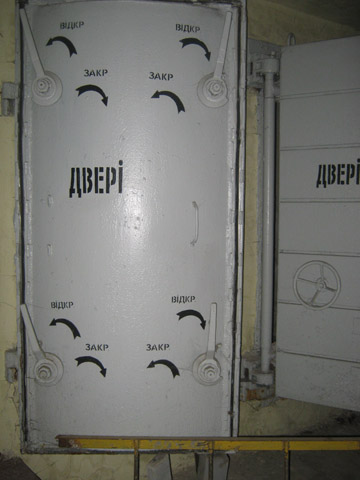 Двери в бомбоубежище