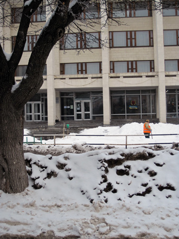Міські комунальники  вулиці чистять, але сніг не вивозять
