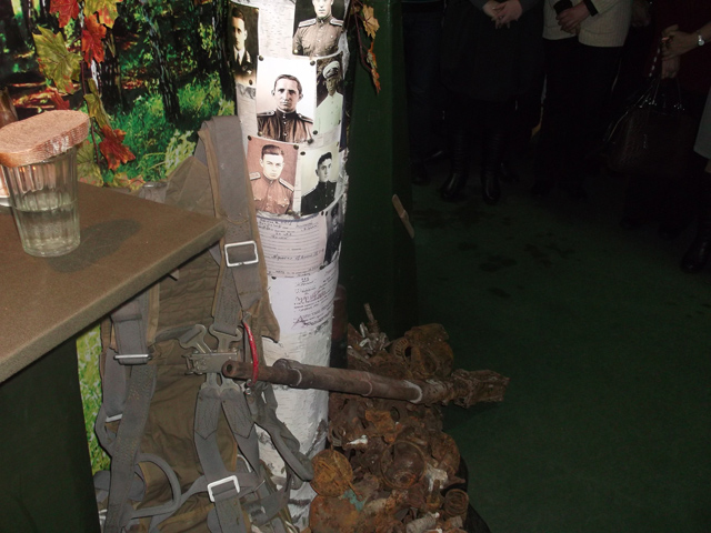 Один із експонатів виставки «Дерево смутку» на якому прикріплені фотографії авіаторів, які загинули під час війни