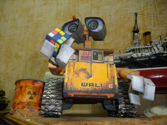 Робот Волли - модель-победитель нескольких виртуальных конкурсов по Украине.