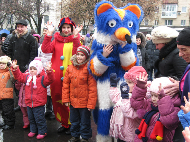 Сказочные персонажи развлекают детей на Театральной площади