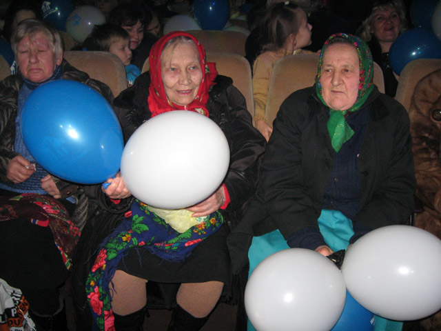 Повітряні кульки, що впали на людей згори, дісталися й глядачам поважного віку