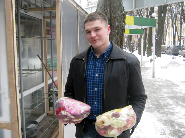 Станислав купил для романтического вечера лепестки роз