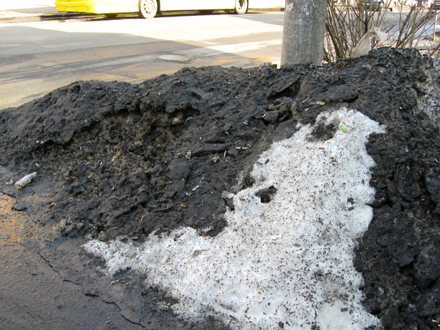 Придорожный снег укрытый толстым слоем грязи портит вид