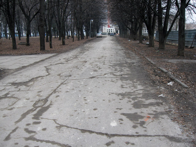 Дорога между парком и «Алмазом» требует ремонта