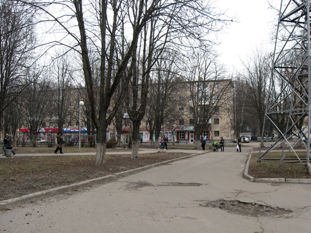 Подъезды к зданию Октябрьского райсовета и к парку требует реконструкции со всех сторон