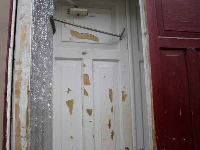 Двері у дворі, через які можна зайти до Полтавської обласної філармонії