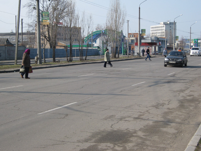 Як полтавці переходять дорогу біля зупинки «Промбаза» — по проїжджій частині навпростець