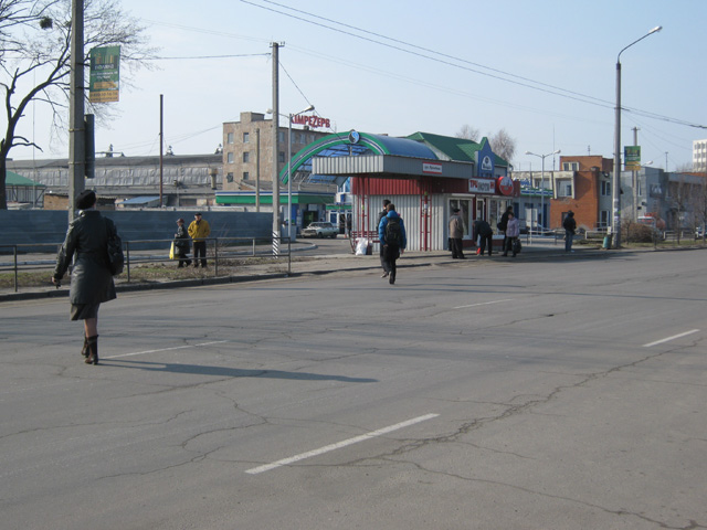 Як полтавці переходять дорогу біля зупинки «Промбаза»