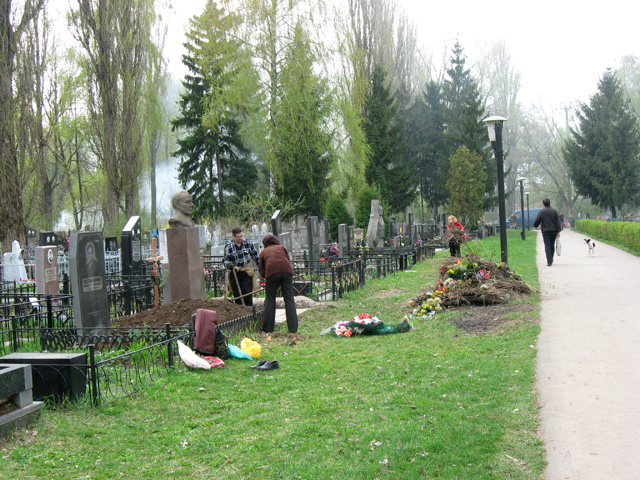 Полтавці прибирають могили померлих рідних