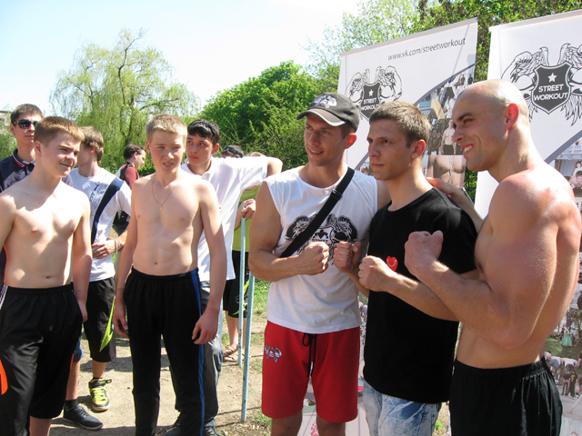 Руководитель Всеукраинской общественной организации Street Workout Ukraine Денис Минин (в кепке) фотографируется со всеми желающими
