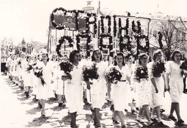 На Першотравневій демонстрації в Полтаві колона робітників і службовців. 1 травня 1952 року. 