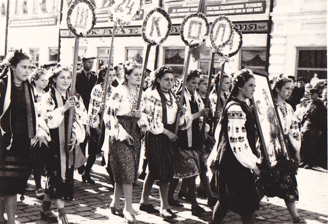 На Першотравневій демонстрації в Полтаві колона учнів. 1 травня 1952 року. 