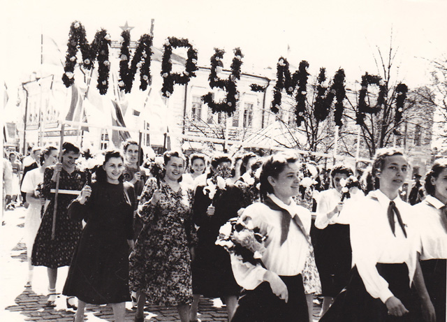 На Першотравневій демонстрації в Полтаві колона школярів. 1 травня 1952 року. 